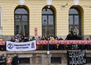 Elokapina lukittautui perjantaina Valtioneuvoston linnan pääoville. Ministerit eivät normaalisti käytä niitä, vaan kulkevat linnaan ja linnasta pois Aleksanterinkadun kautta.