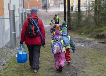 Lastenhoitajien työtä vaikeuttvat valmistelu- ja suunnitteluajan puute, huono johtaminen, alhainen palkkataso sekä riittämättömyyden tunteet ja henkinen kuormitus.