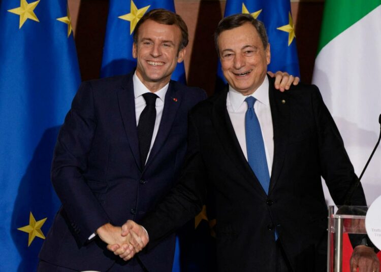 Emmanuel Macron ja Italian pääministeri Mario Draghi hymyilivät tyytyväisinä, kun maat allekirjoittivat kahden keskisen Quirinal-yhteistyösopimuksen.