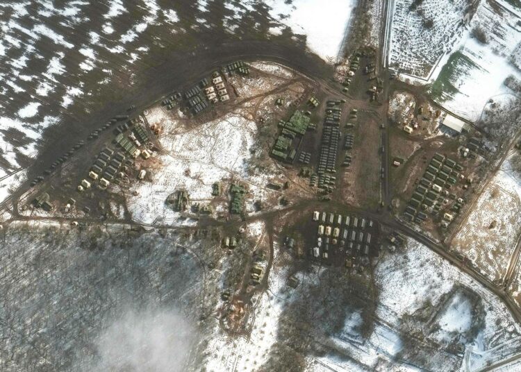 Maanantaina otetussa satelliittikuvassa näkyy Venäjän sotilaskalustoa Krasnyi Oktjabrissa noin 20 kilometrin päässä Ukrainan rajasta.