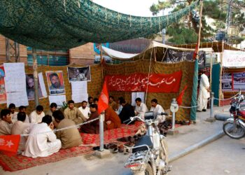 Mielenosoitus Pakistanin valtion harjoittamaa sortoa vastaan Quettan pressiklubin edustalla.