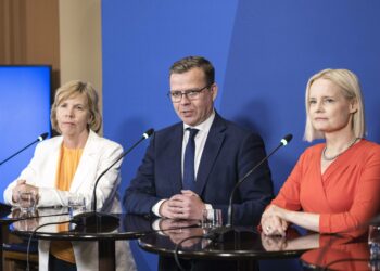 RKP:n puheenjohtaja Anna-Maja Henriksson (vas), hallituksen muodostaja, kokoomuksen puheenjohtaja Petteri Orpo sekä perussuomalaisten puheenjohtaja Riikka Purra hallitusneuvotteluiden tiedotustilaisuudessa. Neuvotteluissa on neljäntenä puolueena mukana kristillisdemokraatit (ei kuvassa).
