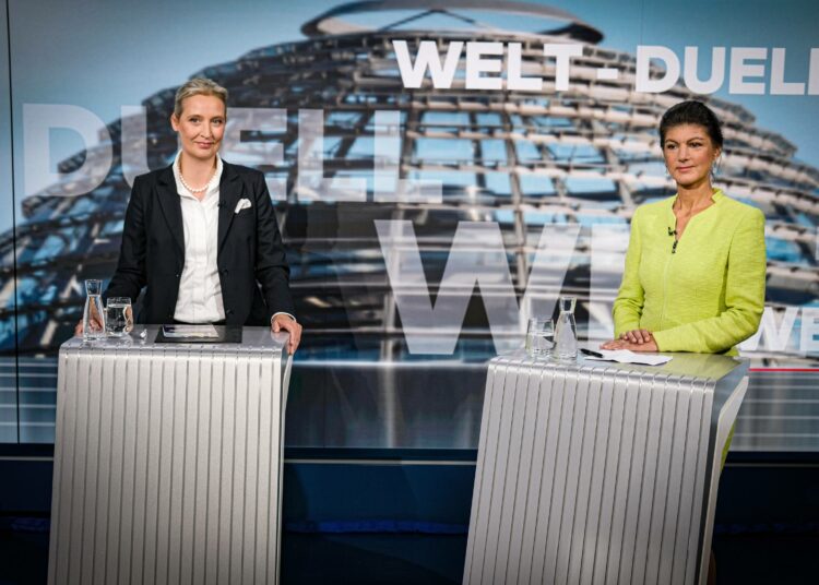 Sahra Wagenknecht (oikealla) väitteli äärioikeistolaisen AfD-puolueen liittopäiväedustaja Alice Weidelin kanssa lokakuussa
