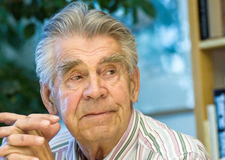 Arvo Aalto kuvattuna vuonna 2008. Hän kuoli 28. huhtikuuta.