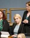 Veronika Honkasalo puhuu eduskunnan täysitunnossa. Vieressä seuraavat vasemmistoliiton kansanedustajat Pia Lohikoski ja Mai Kivelä.