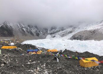 Khumbun jäätikkö Mt Everestillä. Uusi raportti kertoo, että jäätiköt ovat maapallon lämpenemiselle vieläkin herkempiä kuin aiemmin on uskottu.