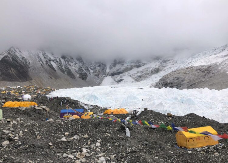 Khumbun jäätikkö Mt Everestillä. Uusi raportti kertoo, että jäätiköt ovat maapallon lämpenemiselle vieläkin herkempiä kuin aiemmin on uskottu.