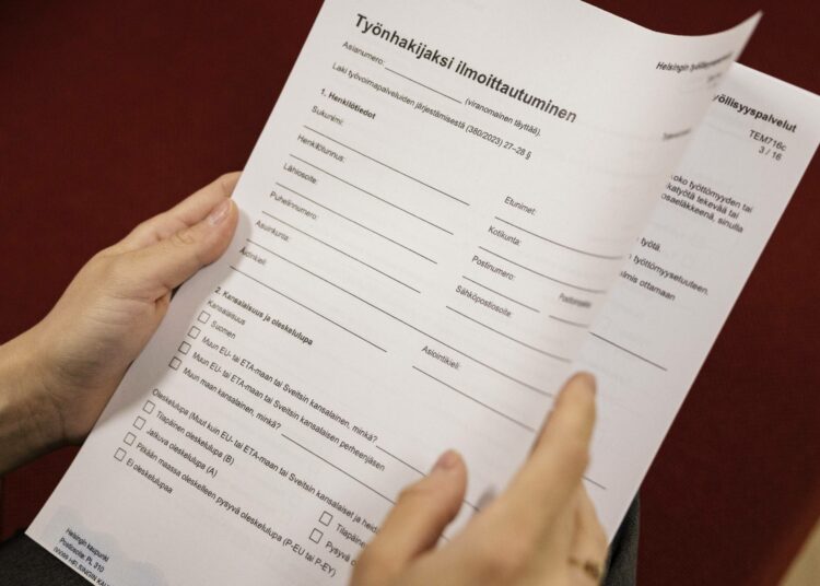 Hallitus patistaa työttömiä nopeammin töihin tilanteessa, jossa työttömyys on kasvanut nopeasti.
