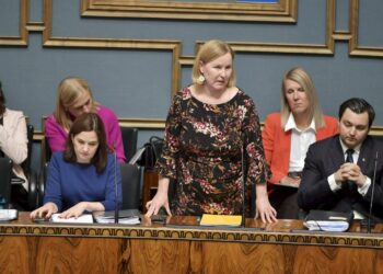 Ministeri Kaisa Juuso vastaamassa Veronika Honkasalolle.