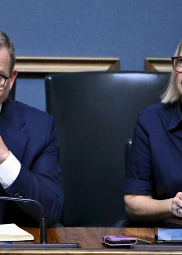 Pääministeri Petteri Orpo (kok.) ja valtiovarainministeri Riikka Purra (ps.) eduskunnan täysistunnossa syyskuussa 2025.