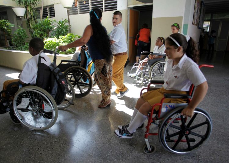 Ryhmä opiskelijoita saapuu pyörätuoleissa Solidaridad con Panamá -kouluun Havannassa. Kyseessä on erityiskoulu, joka on suunniteltu liikuntavammaisille oppilaille. Kuuba on valinnut erityisopetuksen, vaikka kansainvälisesti käydään keskustelua siitä, tulisiko vammaisten oppilaiden opiskella tavallisissa kouluissa.