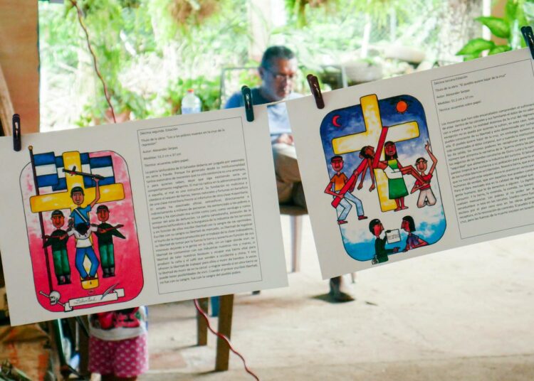 Syyskuussa 2024 pidätettyjen omaiset kokoontuivat Tierra Blancassa itäisessä El Salvadorissa vaatimaan oikeutta läheisilleen, joita he pitävät syyttöminä. Tilaisuudessa oli esillä akvarelleja näyttelystä Poikkeustilan ristintie.