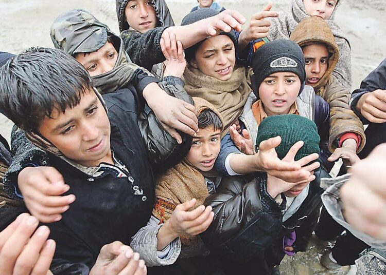 Afgaanipojat pyytävät USA:n sotilailta lahjoja Kaschkonan kylässä Itä-Afganistanissa.