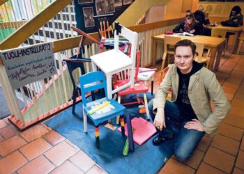 Steinerkasvatuksen liiton puheenjohtaja Jarno Paalasmaa puhuu inhimillisyyden puolesta.