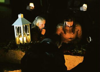 Ihmiset laskivat kynttilöitä kiviselle muistomerkille Kauhajoen ammattiopiston vieressä koulusurmien vuosipäivänä 23. syyskuuta 2009.