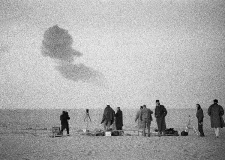 Arkistokuva Ranskan ydinkokeesta Regganessa, Algerian Saharassa vuonna 1960.