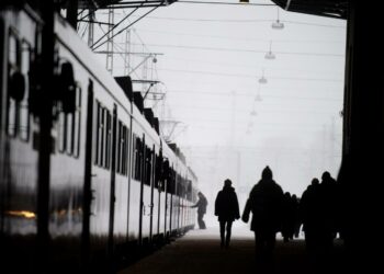 Junamatkustajia Helsingin rautatieasemalla.
