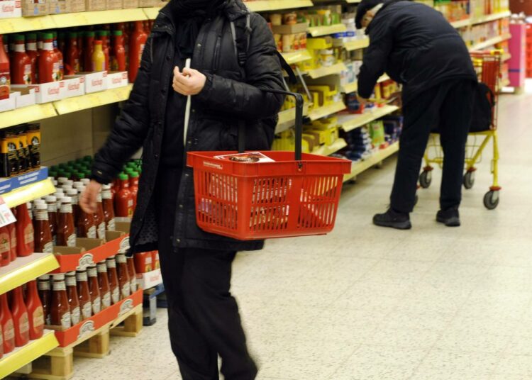 Tilastokeskuksen kuluttajabarometrin mukaan vähittäiskaupan myyntimäärät ovat viime kuukausina lievästi laskeneet. Silti lähikuukausina odotetaan lievää kasvua.