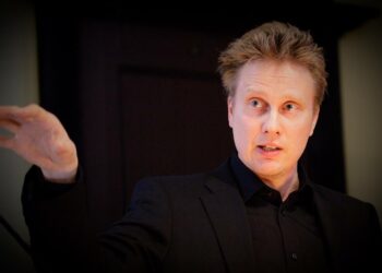 Mitä taiteelle tapahtuu, jos sille laitetaan suitset ja rajoitetaan sanan- ja ilmaisunvapautta, kysyy kuvataiteilija Teemu Mäki.