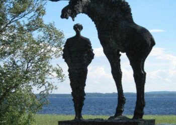 Sotkamossa sijaitseva Nina Ternon veistos Havukka-ahon ajattelija on omistettu Veikko Huovisen tuotannolle.