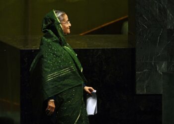 Bangladeshin pääministeri Sheikh Hasina astelemassa YK:n puhujanpönttöön vuosituhattavoitteiden huippukokouksessa New Yorkissa avauspäivänä maanantaina.