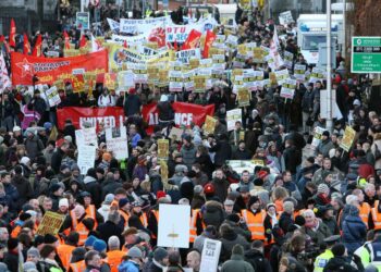 Arviolta 50 000 irlantilaista osallistui lauantaina mielenosoituksiin, joissa vastustettiin voimakkaita leikkauksia.