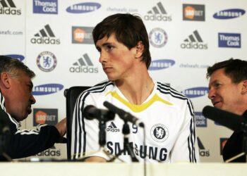 Chelsea maksoi Liverpoolille 58 miljoonaa euroa espanjalaiskärki Fernando Torresista (kesk.).
