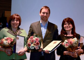 Kultainen kypärä -kisan voittaja Paavo Arhinmäki vierellään kolmanneksi tullut Sari Palm (vas.) ja toiseksi yltänyt Outi Alanko-Kahiluoto.