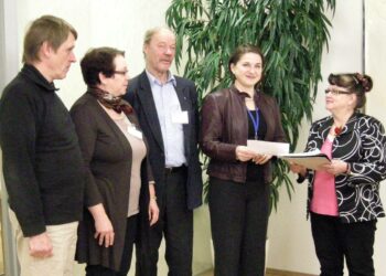 Tarja Eklund luovutti Hakunilan postin lakkauttamista vastustavan adressia Itellan Anna Lehtoselle- Todistajina Taisto Mäntynen, Kati Tyystjärvi ja Pertti Oksman.