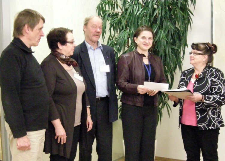 Tarja Eklund luovutti Hakunilan postin lakkauttamista vastustavan adressia Itellan Anna Lehtoselle- Todistajina Taisto Mäntynen, Kati Tyystjärvi ja Pertti Oksman.