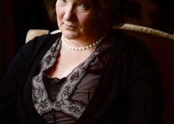 Monika Fagerholm on palkittu muun muassa Pohjoismaiden kirjallisuuspalkinnolla. Lola ylösalaisin on hänen seitsemäs teoksensa.