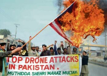 Mielenosoitus lennokki-iskuja vastaan Pakistanin Multanissa tammikuussa.