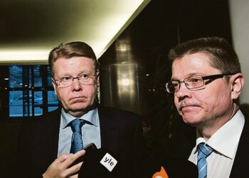 EK:n toimitusjohtaja Jyri Häkämies ja Kunnallisen työmarkkinalaitoksen työmarkkinajohtaja Markku Jalonen (oik.) kommentoivat työmarkkinajärjestöjen neuvotteluja tiistaina.