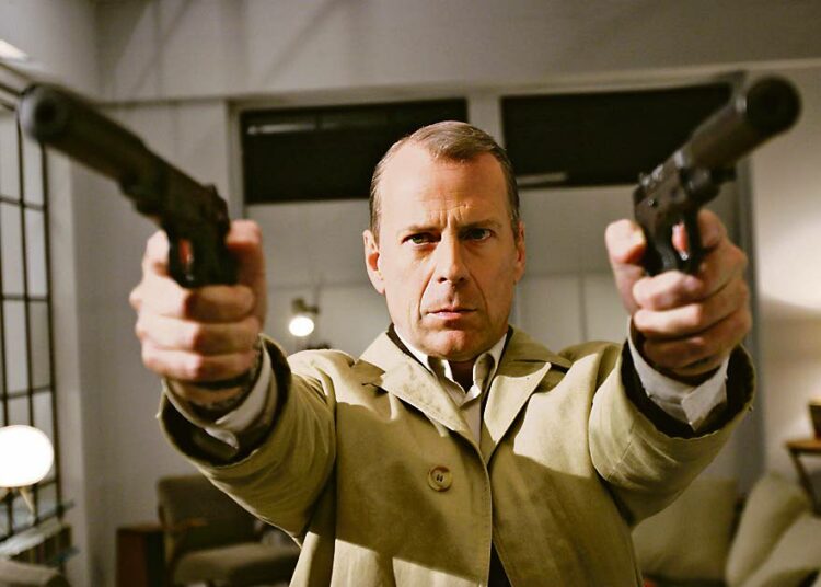 Ronskissa toimintaleffassa nuori mies saa kaksi rikollispomoa, poliisietsivän ja palkkamurhaajan kintereilleen. Kuvassa Mr. Goodkat (Bruce Willis).