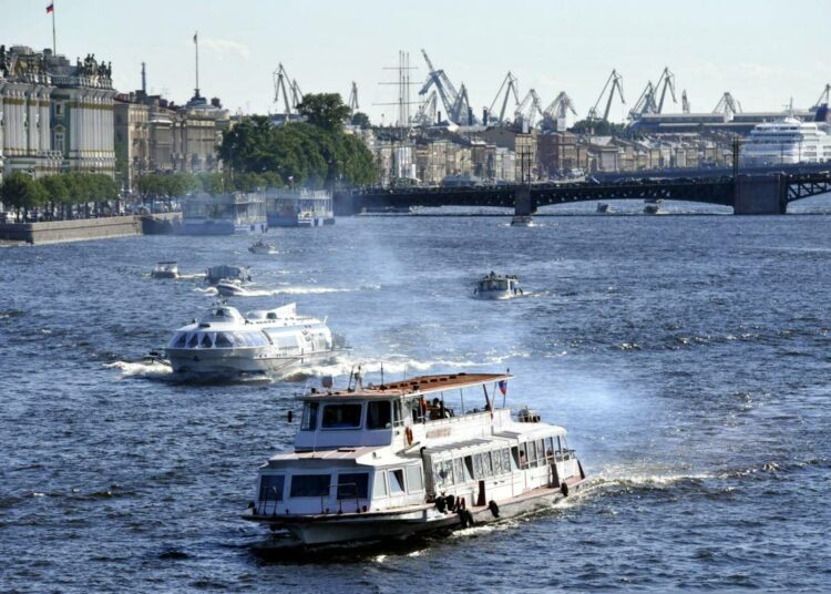 Itämeren päästökiintiöistä löytyi sopu. Veneitä Neva-joessa Pietarissa.