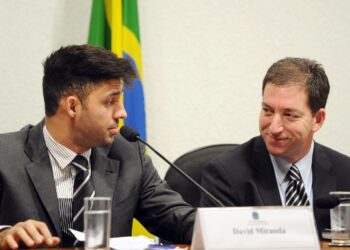 Toimittaja Glenn Greenwald (oik.) todistamassa Yhdysvaltain harjoittamasta verkkourkinnasta viime viikolla Brasilian senaatissa. Vasemmalla hänen puolisonsa David Miranda.