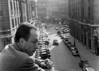 Nobel-kirjailija, filosofi Albert Camus Pariisissa vuonna 1957.