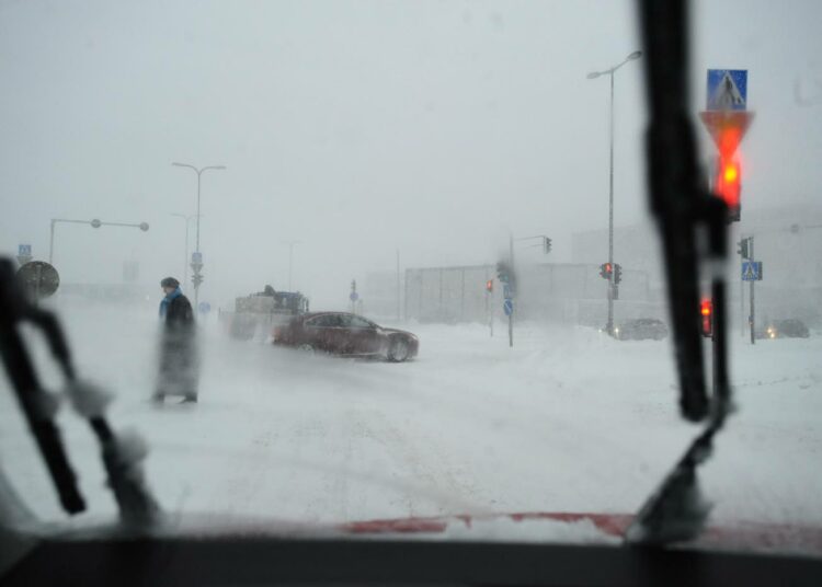 Lumi pöllyää ja kinostuu aiheuttaen maan etelä- ja keskiosassa paikoin erittäin huonot liikenneolosuhteet.