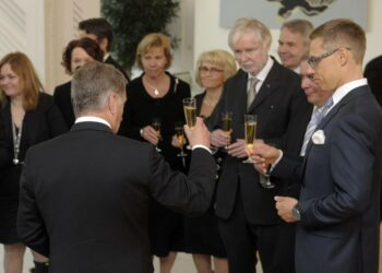 Alexander Stubbin hallitus kilisti kuohujuomaa presidentti Sauli Niinistön kanssa. Lähiluvussa Stubbin hallituksen ohjelmasta ei löydy konkreettisia elvytyspäätöksiä.