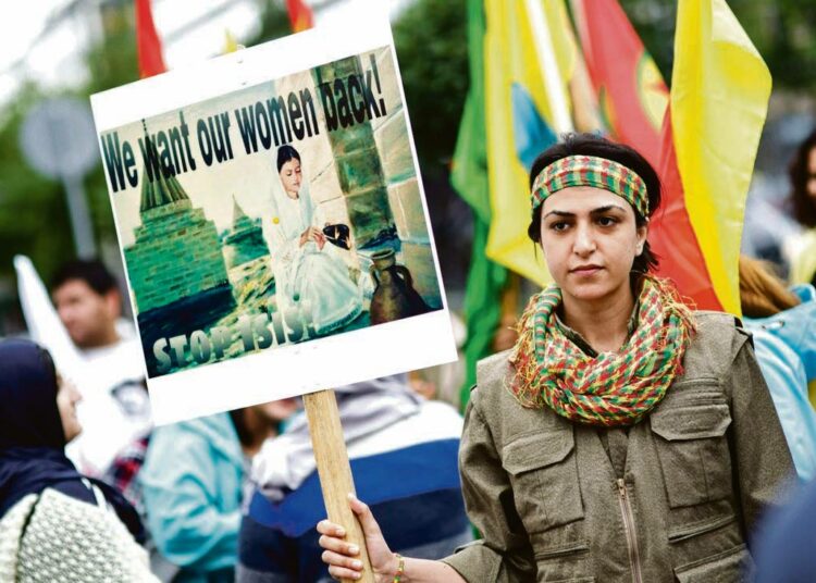 Myös Suomen kurdit ovat osoittaneet mieltä islamistista Isis-järjestöä vastaan.