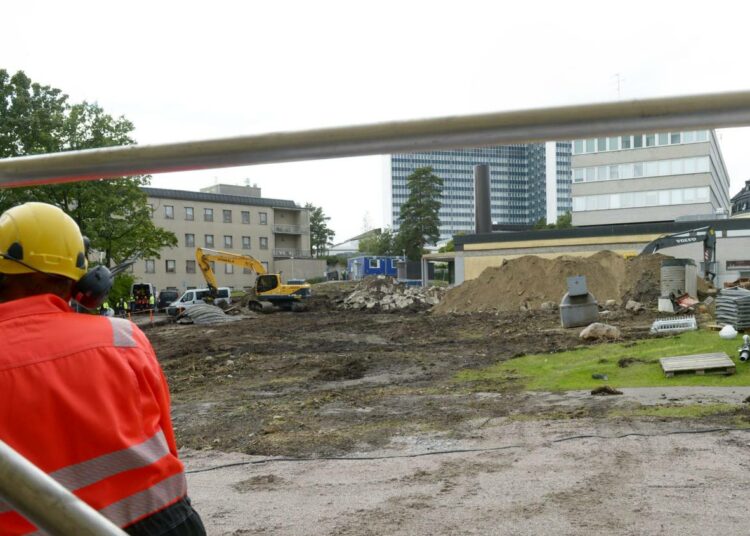 Uuden lastensairaalan rakennustyöt käynnistyivät Helsingissä elokuun viimeisellä viikolla. Rakentamisen koko kuva on kuitenkin vaikea.