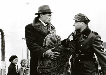 Schindlerin lista onkuvaus saksalaisesta yrittäjästä Oskar Schindleristä (Liam Neeson, vas.), joka pelasti yli tuhannen puolalaisen juutalaisen hengen.