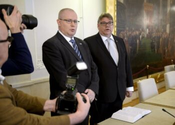 Työ- ja oikeusministeri Jari Lindström (vas.) ja ulkoministeri Timo Soini vannovat ministerivalan perjantaina.