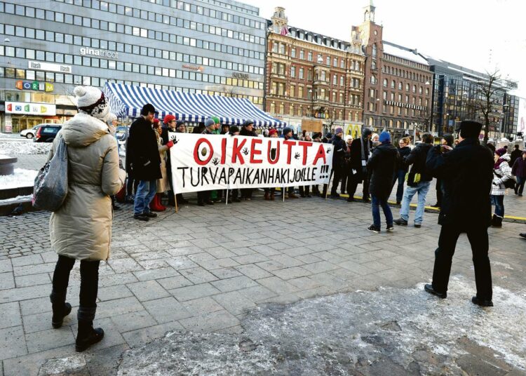 Turvapaikanhakija, lapsikin, voidaan palauttaa siihen maahan, jossa hän on ensimmäisenä hakenut turvapaikkaa. Helsingissä vaadittiin oikeutta turvapaikanhakijoille tammikuussa 2012.