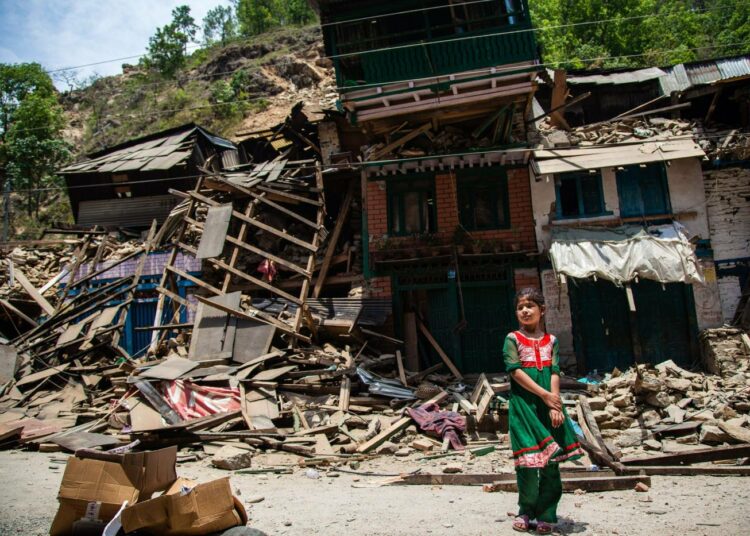 Keväällä maanjäristys aiheutti suurta tuhoa Nepalissa. Samalla Suomen hallitus leikkaa tuntuvasti kehitysyhteistyömäärärahojaan.