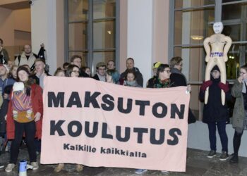 Helsingin yliopiston päärakennuksen edessä järjestettiin torstaina mielenosoitus hallituksen koulutukseen ja tieteeseen kohdistuvia leikkauksia vastaan sekä protestina Helsingin yliopiston johdon valintaan kutsua leikkausministeri Stubb juhlavuoden päätöstilaisuuden puhujaksi.