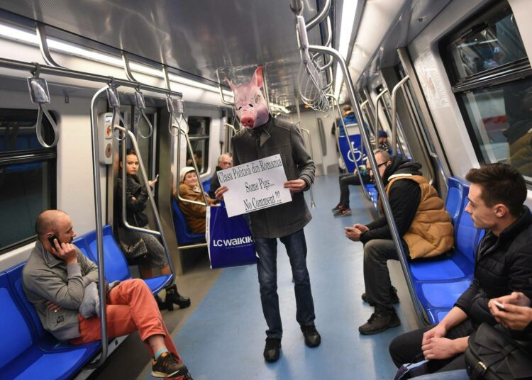 Sikanaamariin pukeutunut mies protestoi Romanian poliittisen eliitin korruptiota vastaan Bukarestin metrossa runsas viikko sitten.