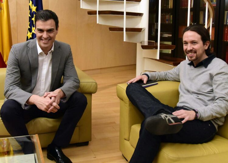 Sosiaalidemokraattien johtaja Pedro Sánchez ja vasemmistopuolue Podemosin johtaja Pablo Iglesias tapaamisessaan viime viikon perjantaina.