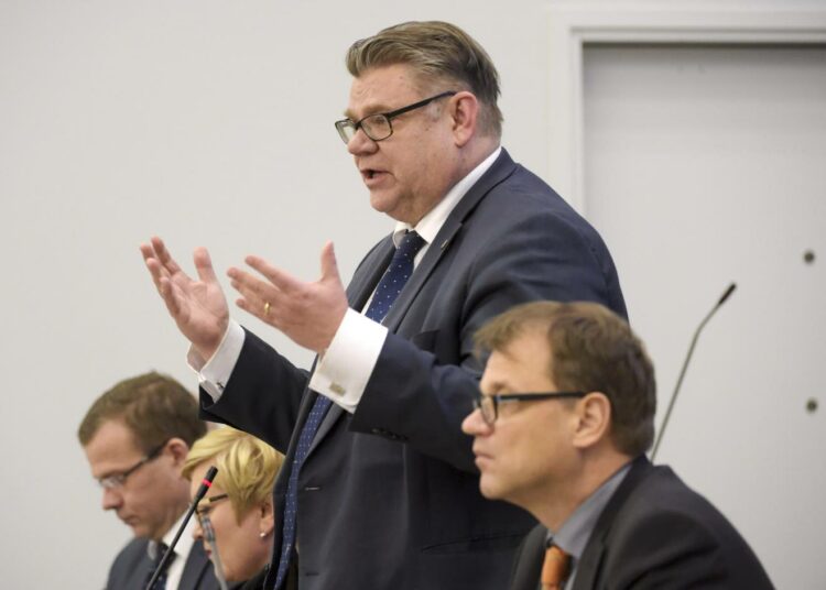 Ulkoministeri Timo Soini ja pääministeri Juha Sipilä vakuuttivat eduskunnassa, ettei amerikkalaisessa laivuevierailussa ole mitään erikoista.
