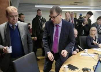 SAK:n puheenjohtaja Lauri Lyly (vas.) ja pääministeri Juha Sipilä SAK:n hallituksen kokouksessa maanantaina.